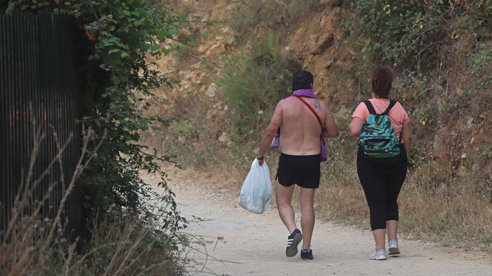 Basura en el sendero del Río de la Miel
