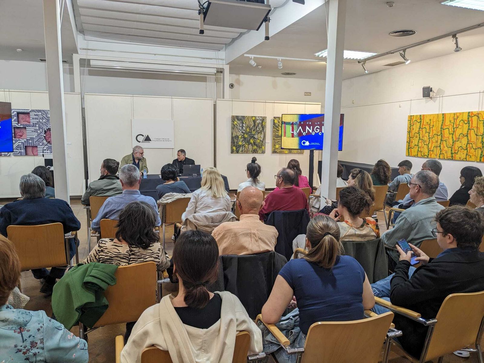 Javier Hidalgo y Paco de la Torre, en la charla ofrecida previa a la inauguración de la exposición pictórica