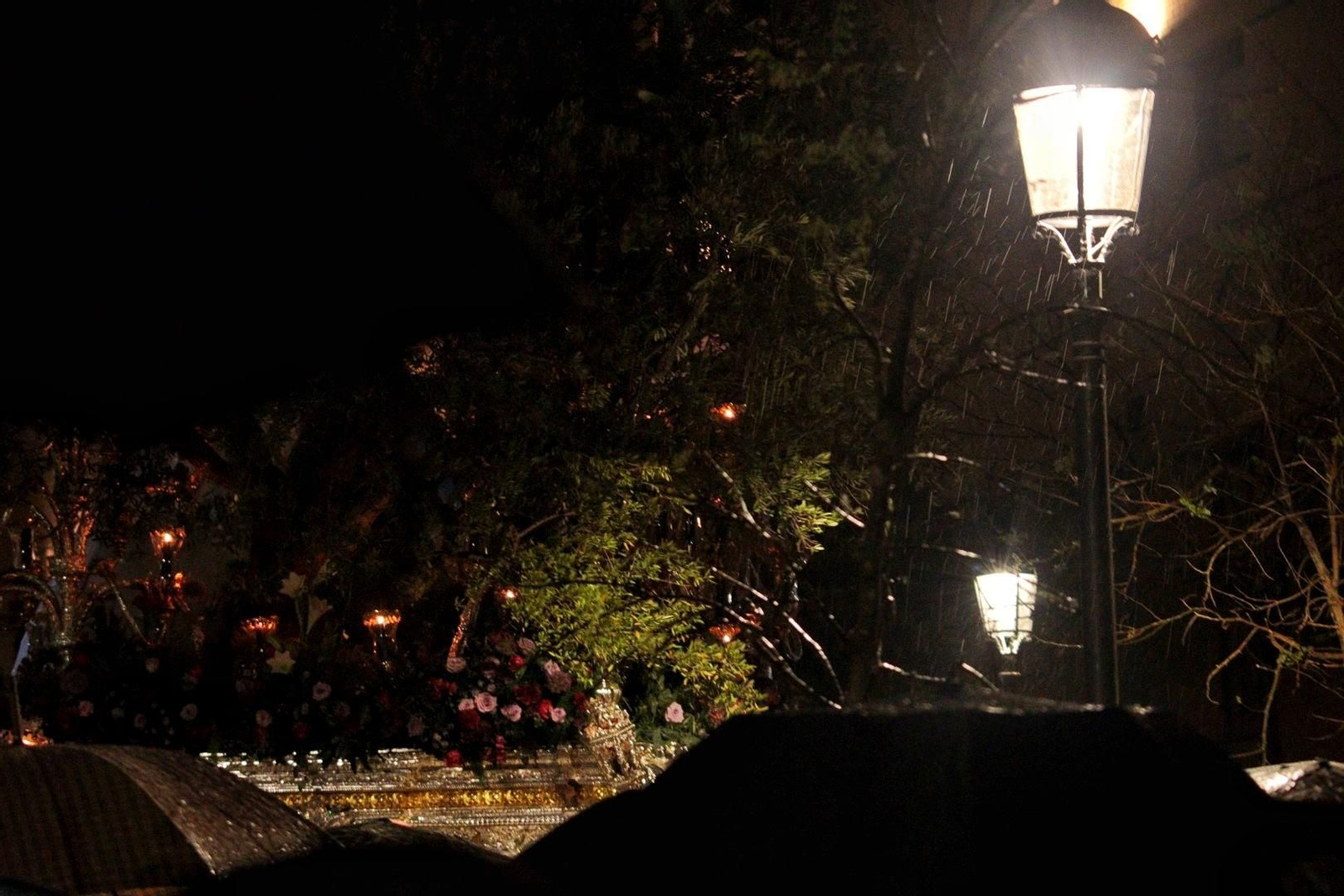 El Huerto, entrando a su casa hermandad tras una vuelta a toda prisa por la lluvia.