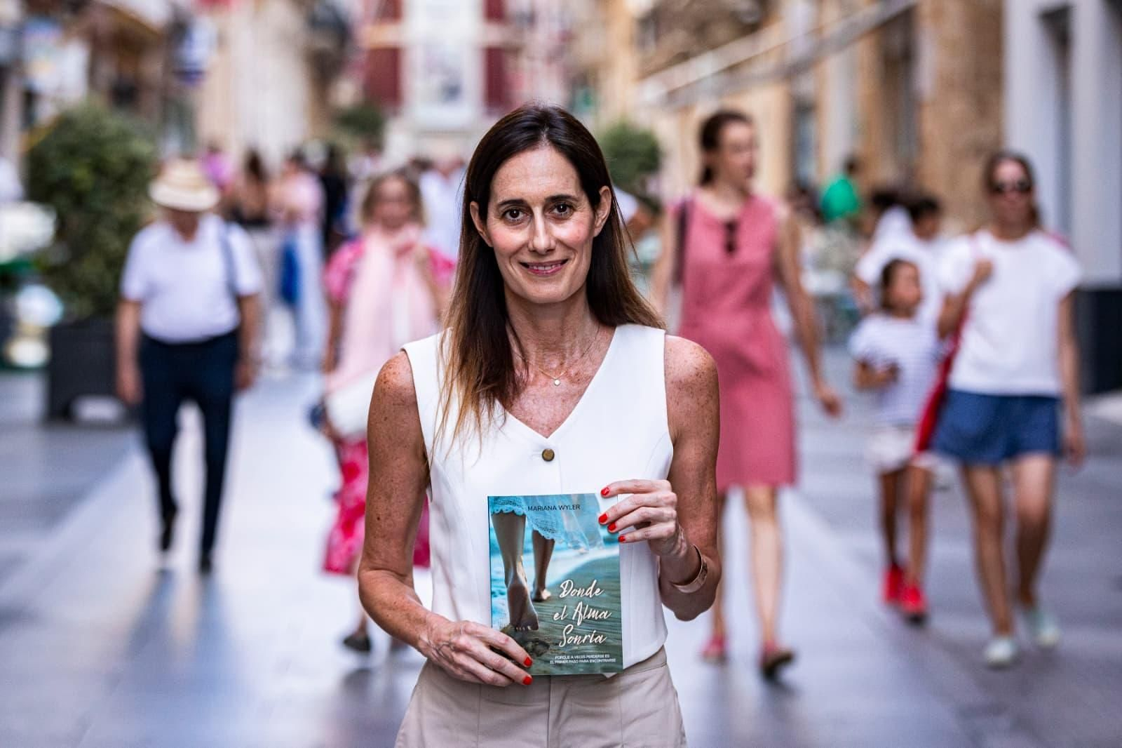 Mariana Wyler, con su libro, ‘Donde el alma sonría’, en la Calle Ancha de Cádiz.
