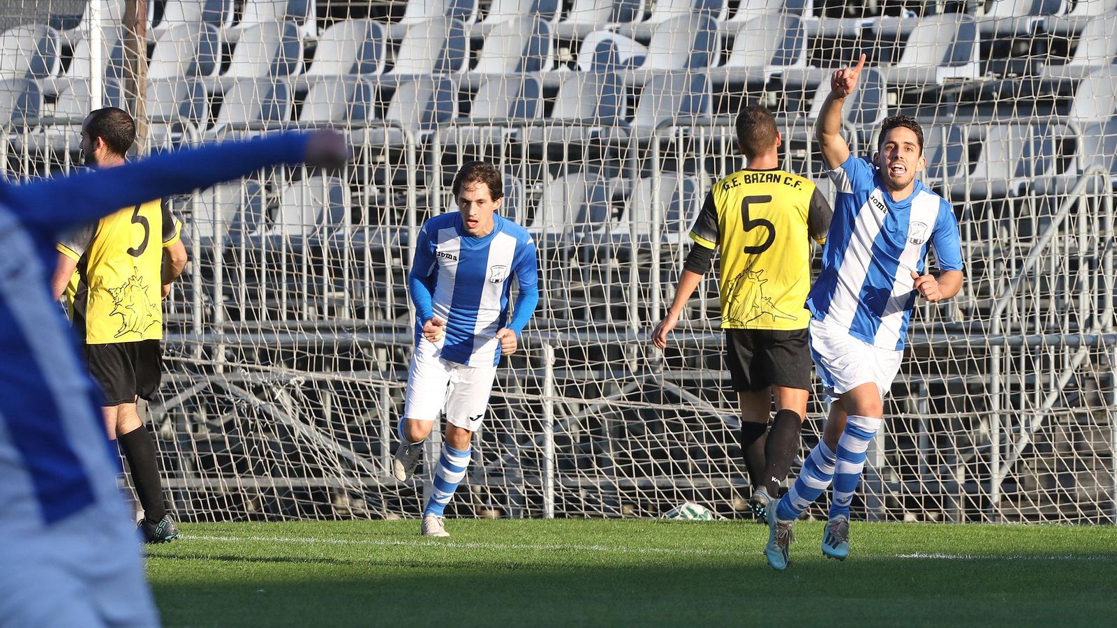 Caballero celebra uno de sus dos goles ante el Bazán.