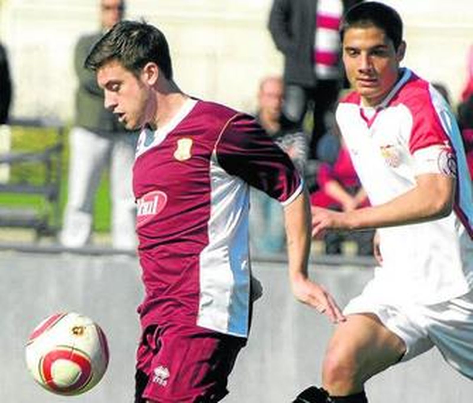 Iván Hernández presiona a un jugador del Jerez Industrial.