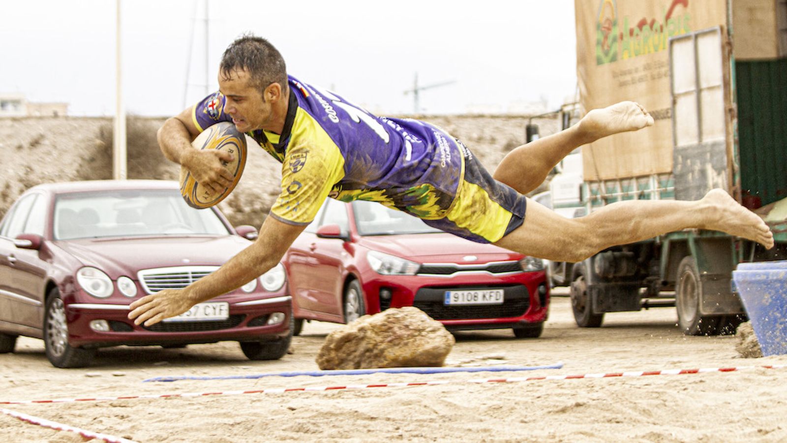 Un jugador del conjunto almeriense se tira a la arena en una acción durante uno de los encuentros.