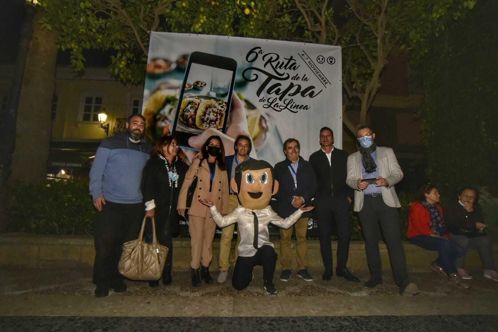 El jurado, autoridades y la mascota de la Ruta de la Tapa de La Línea.