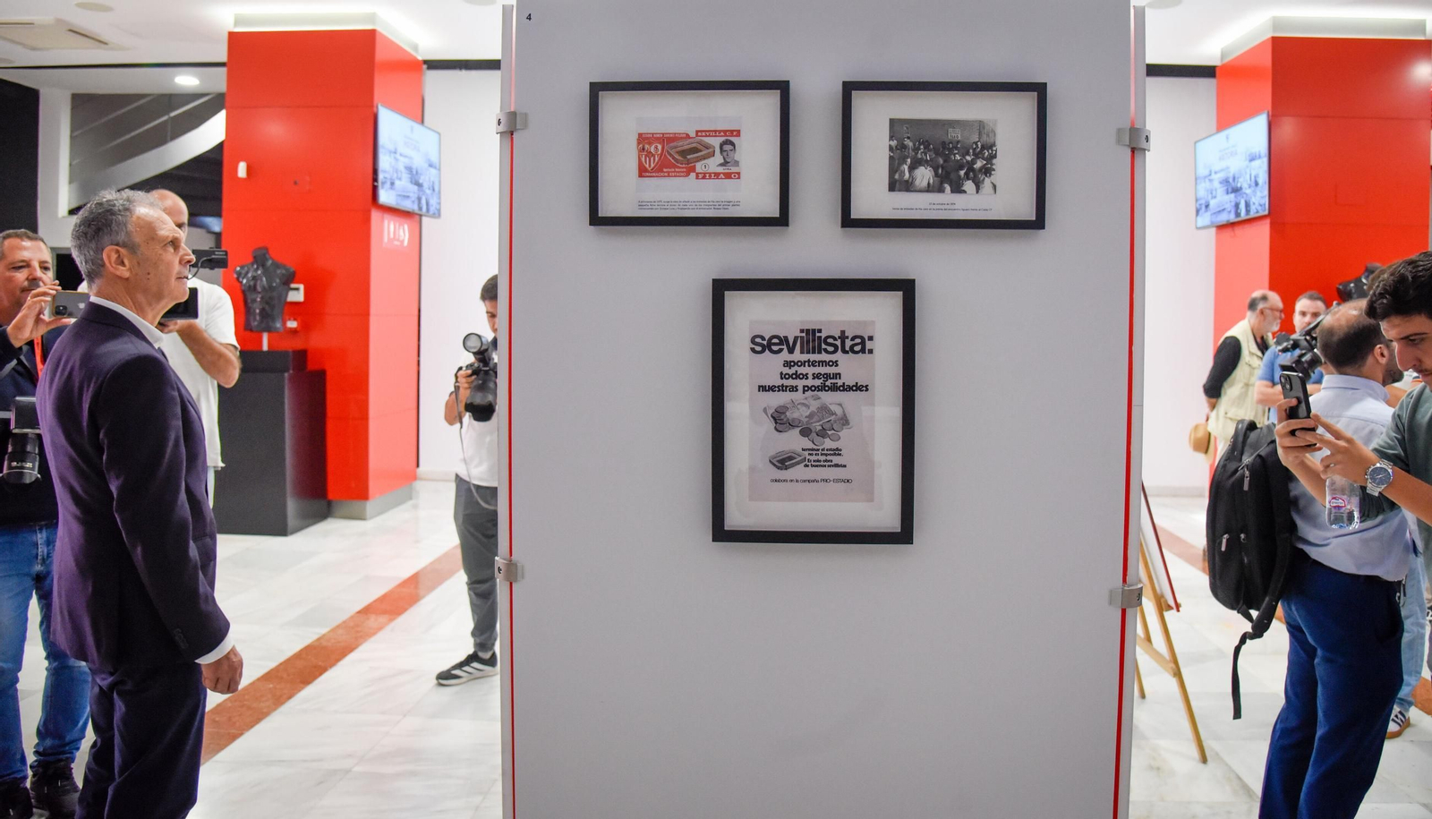 Caparrós observa el panel con las entradas de fila cero con las que el sevillismo sufragó el estadio.