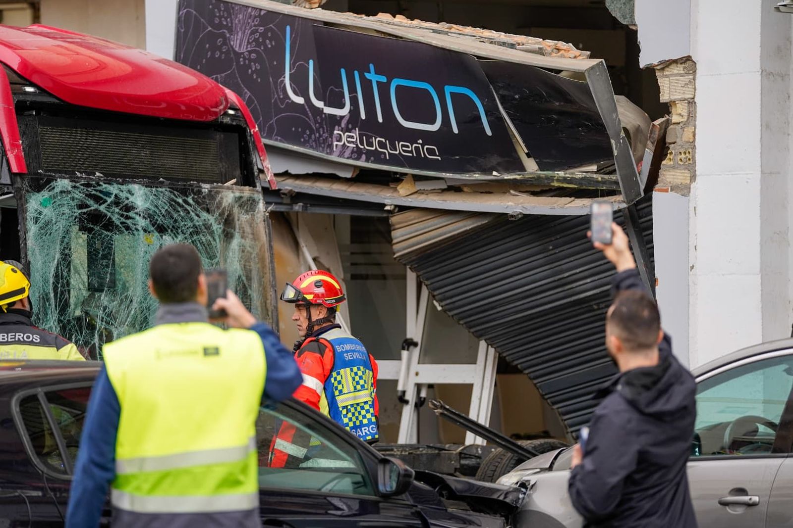 Las fotos del accidente múltiple entre un autobús de Tussam y un camión en Sevilla