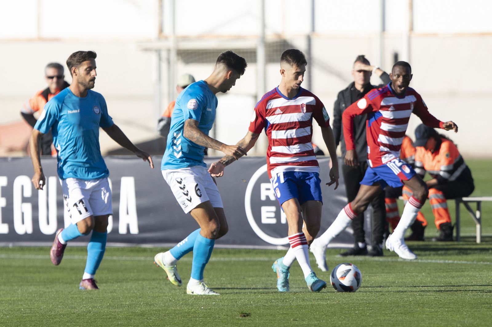 Mario Da Costa toca la pelota en el encuentro ante el Torremolinos.
