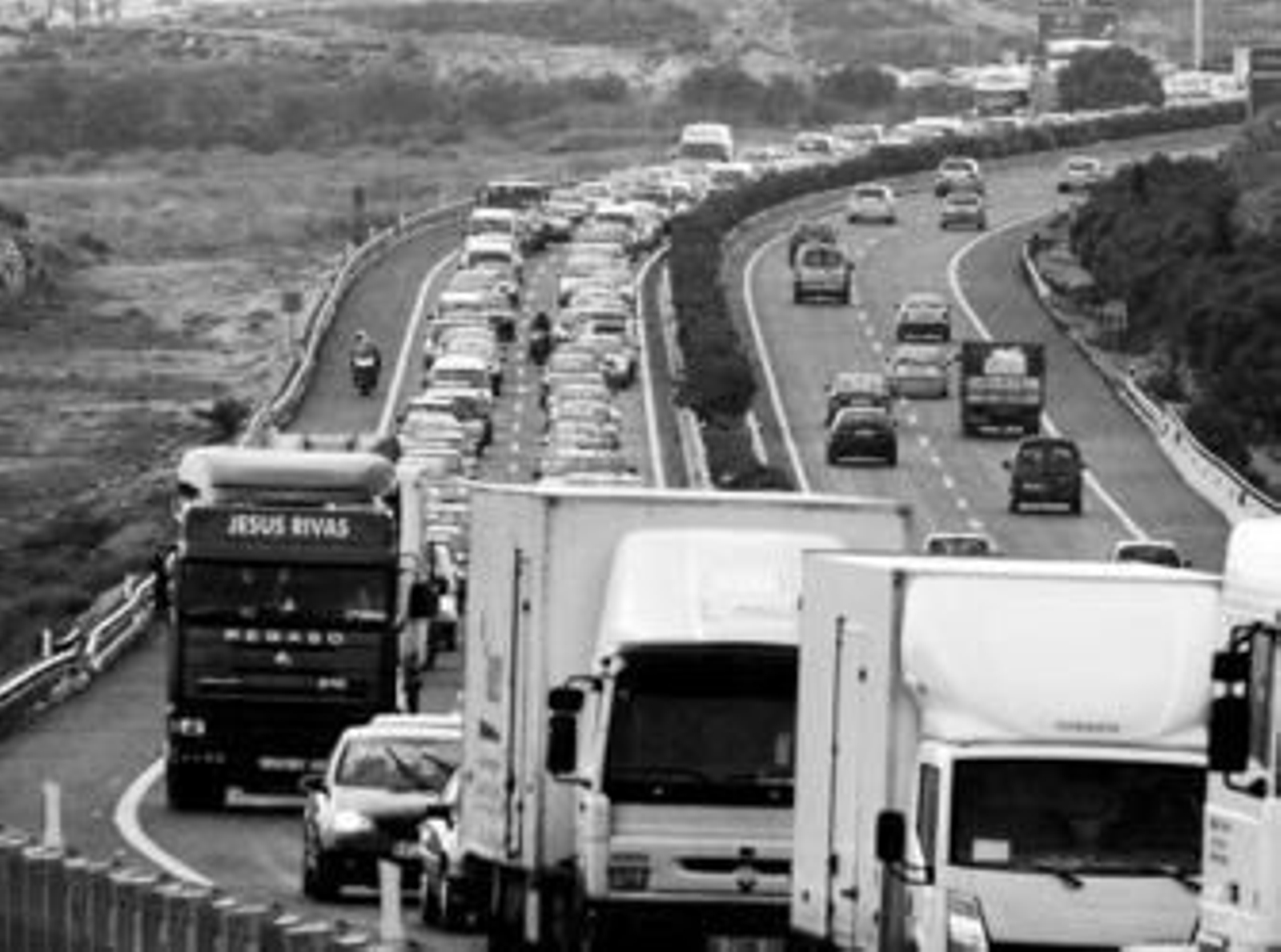 Los camiones volvieron a provocar ayer retenciones en los accesos a las grandes ciudades.