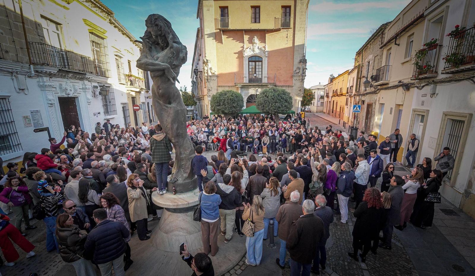Multitud de público asiste a una zambomba en Jerez durante el puente.