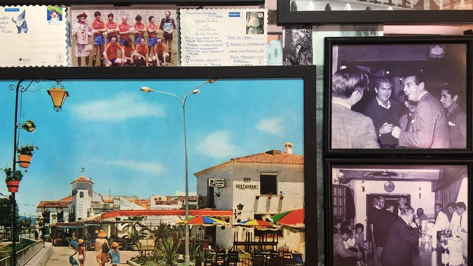 Retrato de las imágenes que adornan las paredes del bar El Toro, fechadas en la década de los 60.