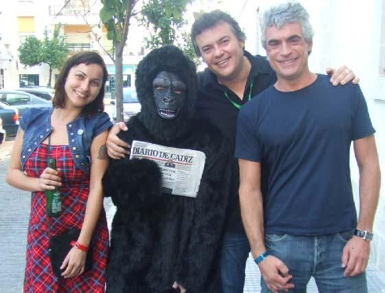 Iba para hombre, pero se quedó en mono. Eso sí, un mono muy leído, que va con su Diario a todas partes. Si te encontraste con nuestro particular monkey el sábado, búscate en esta galería. 

Foto: Senda