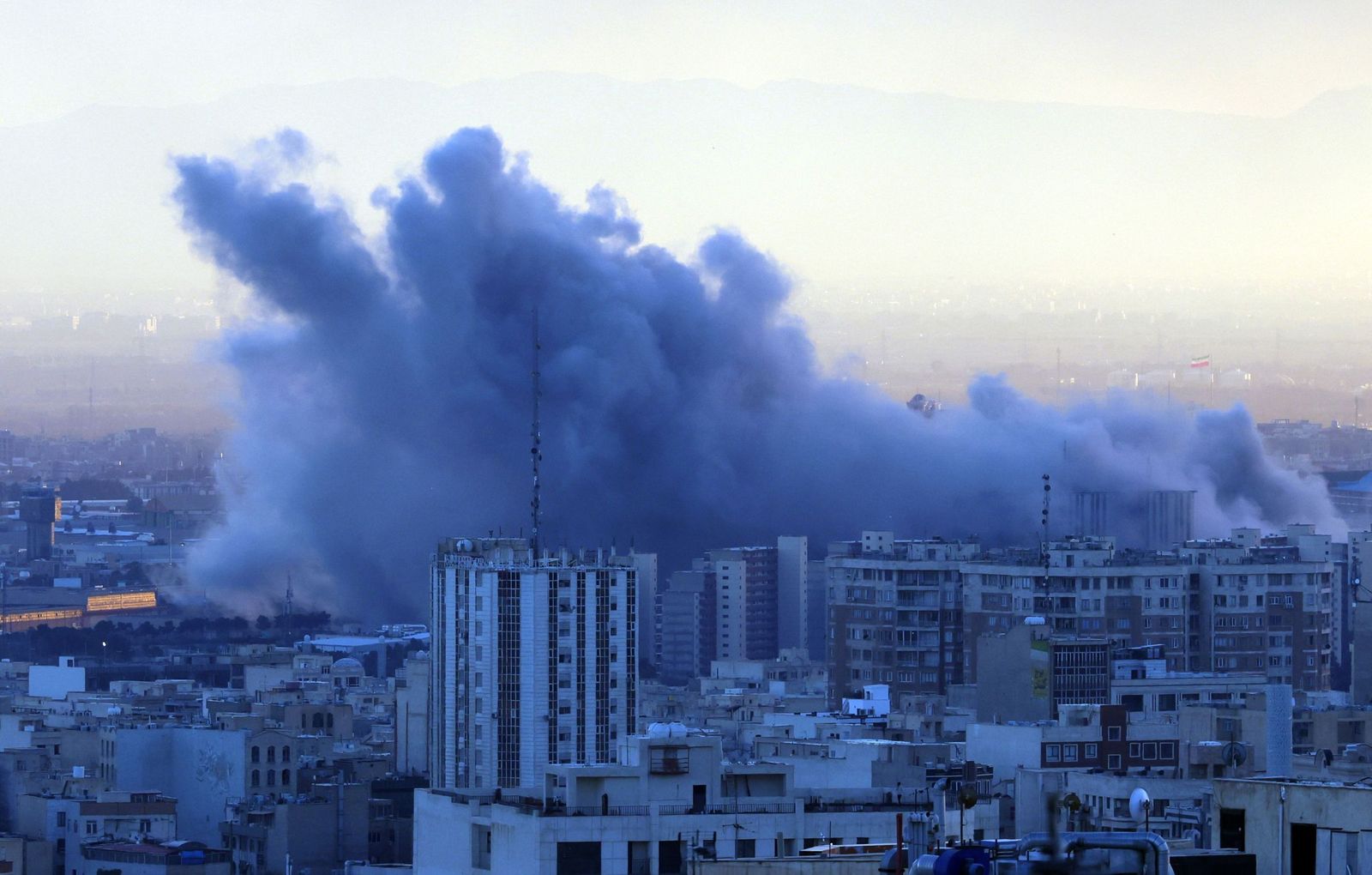 Una columna de humo tras un bombardeo en Beirut.