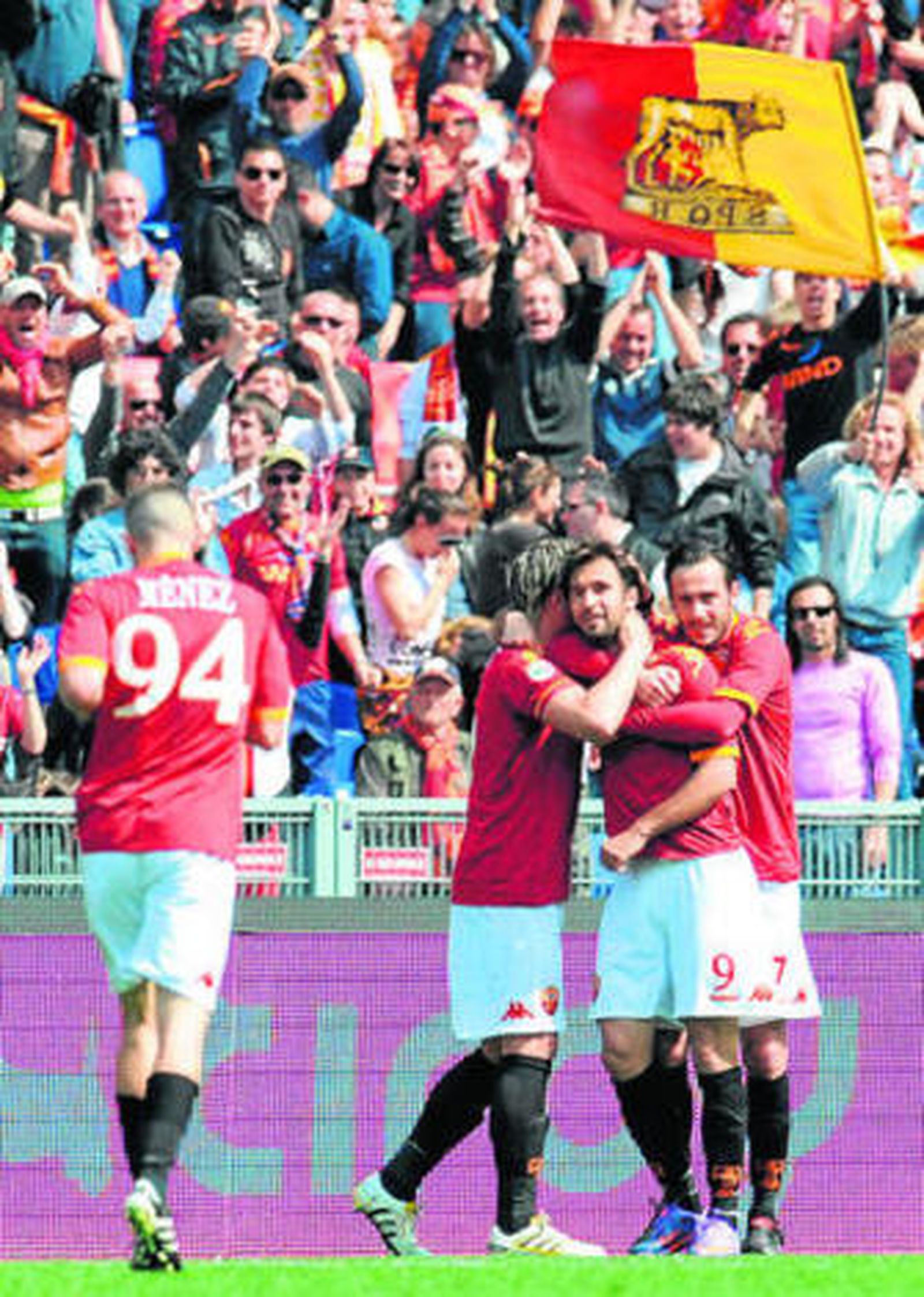Vucinic es felicitado por su compañeros tras el primer gol.