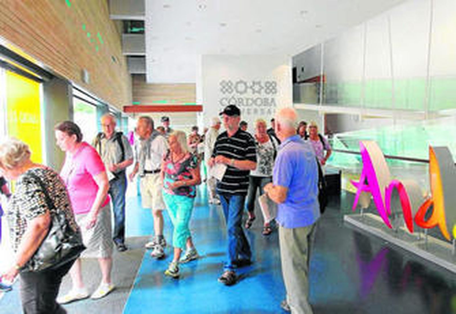 Turistas en el interior del Centro de Recepción de Visitantes.
