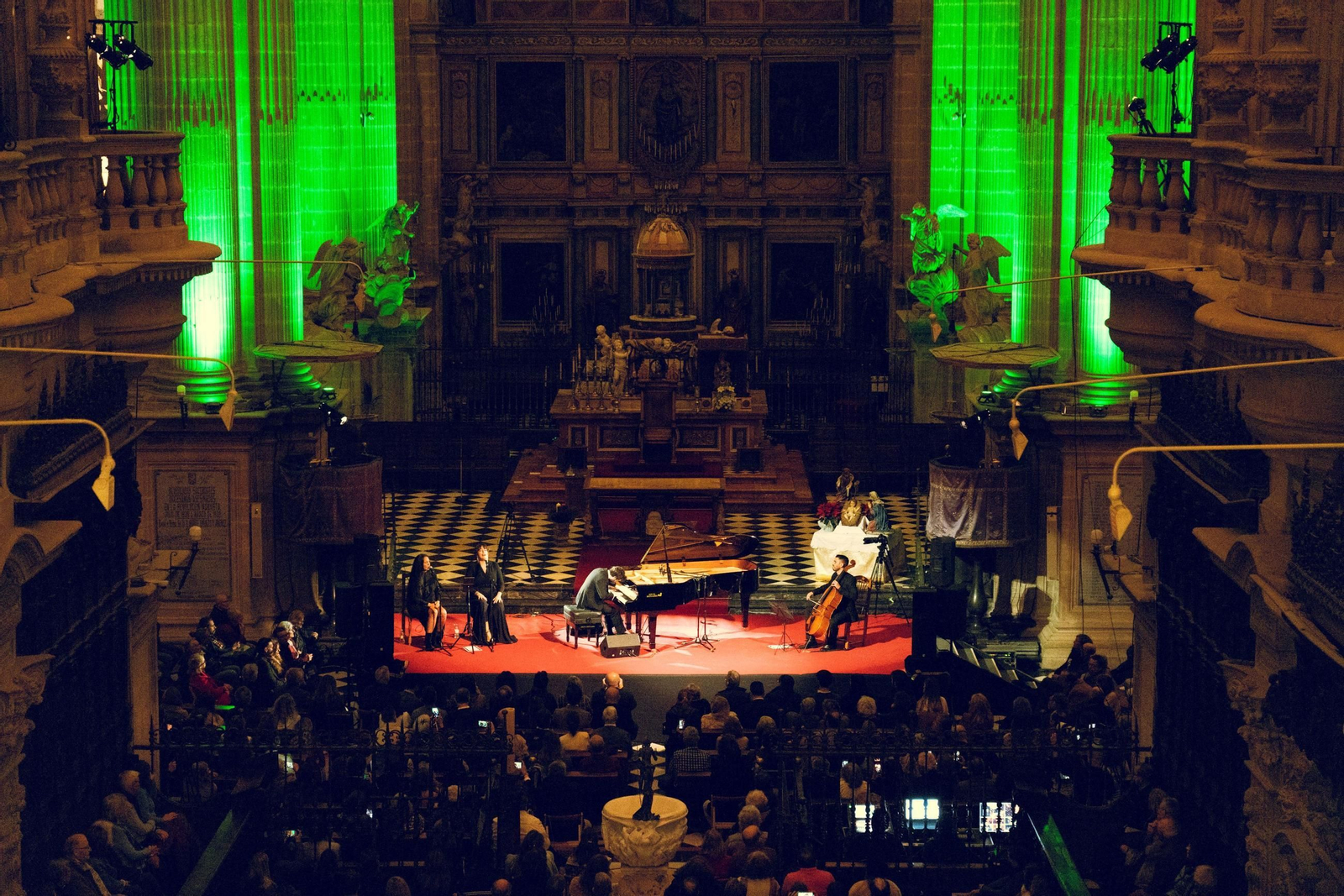 Imagen parcial del concierto de Chico Pérez en la Catedral de Jaén.
