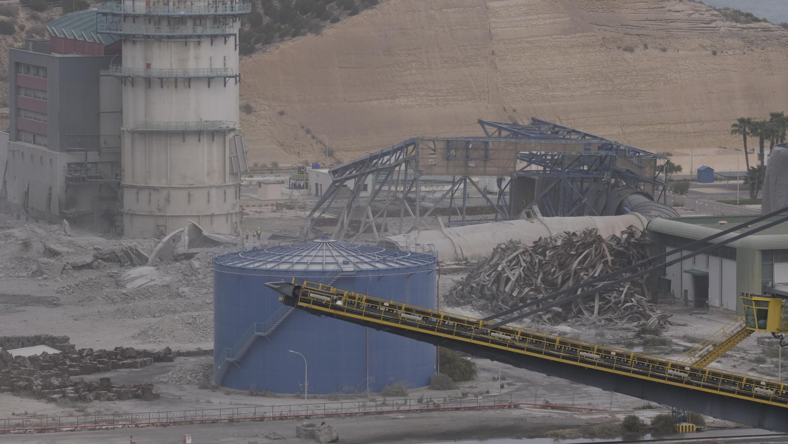 El derribo de la Torre Litoral de Endesa en Carboneras, en imágenes