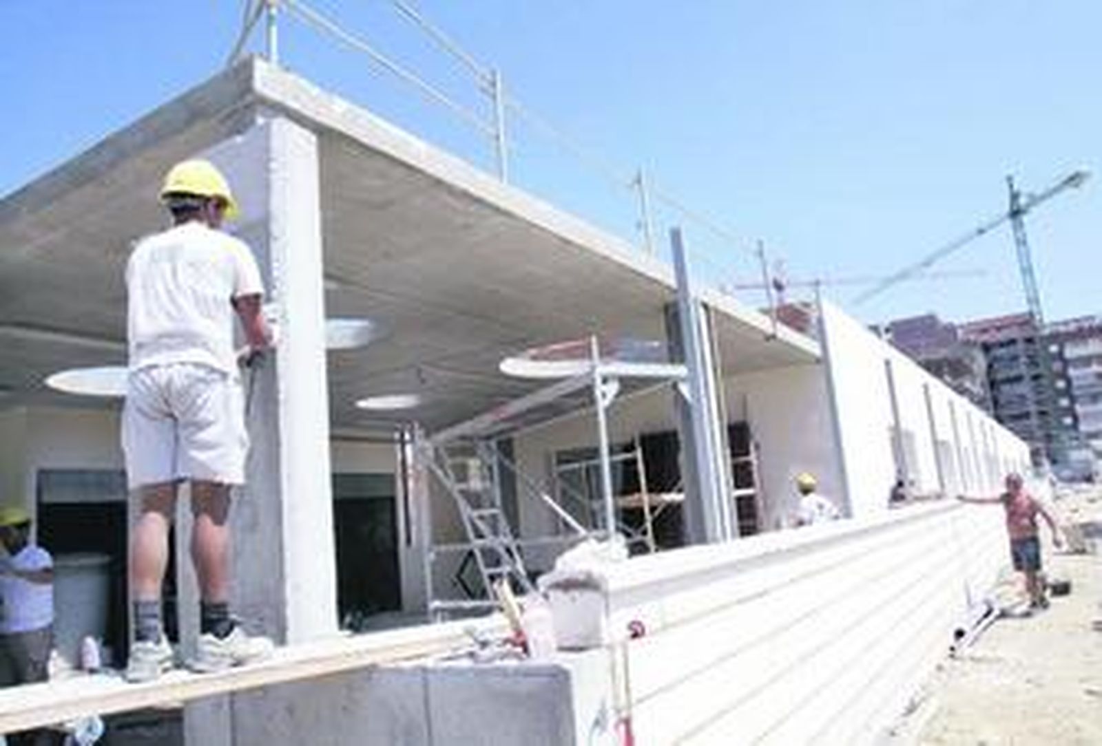 Unos trabajadores, el pasado viernes en la entrada del edificio de Nuevo Teatinos.