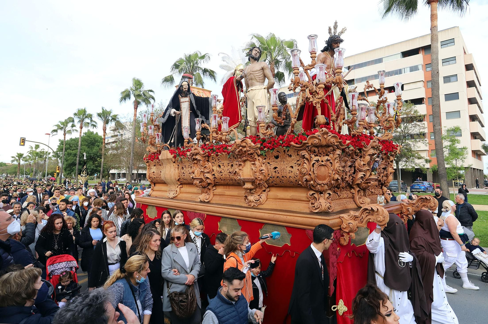 Imágenes de la procesión de La Sentencia por las calles de Huelva