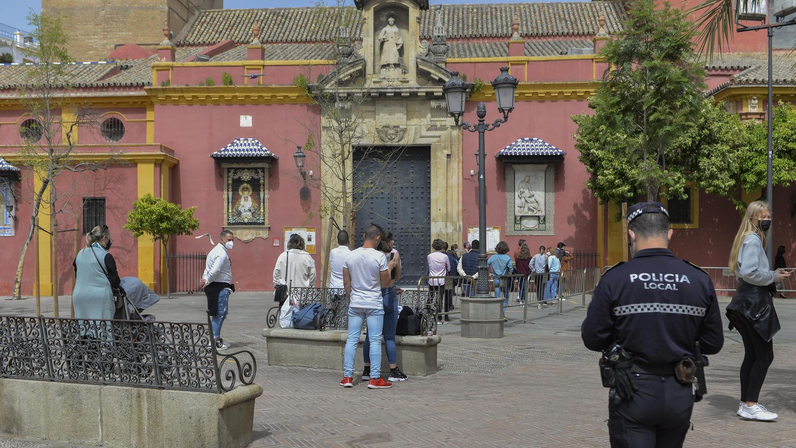 La Policía ayer vigilando el acceso a la veneración del Señor.