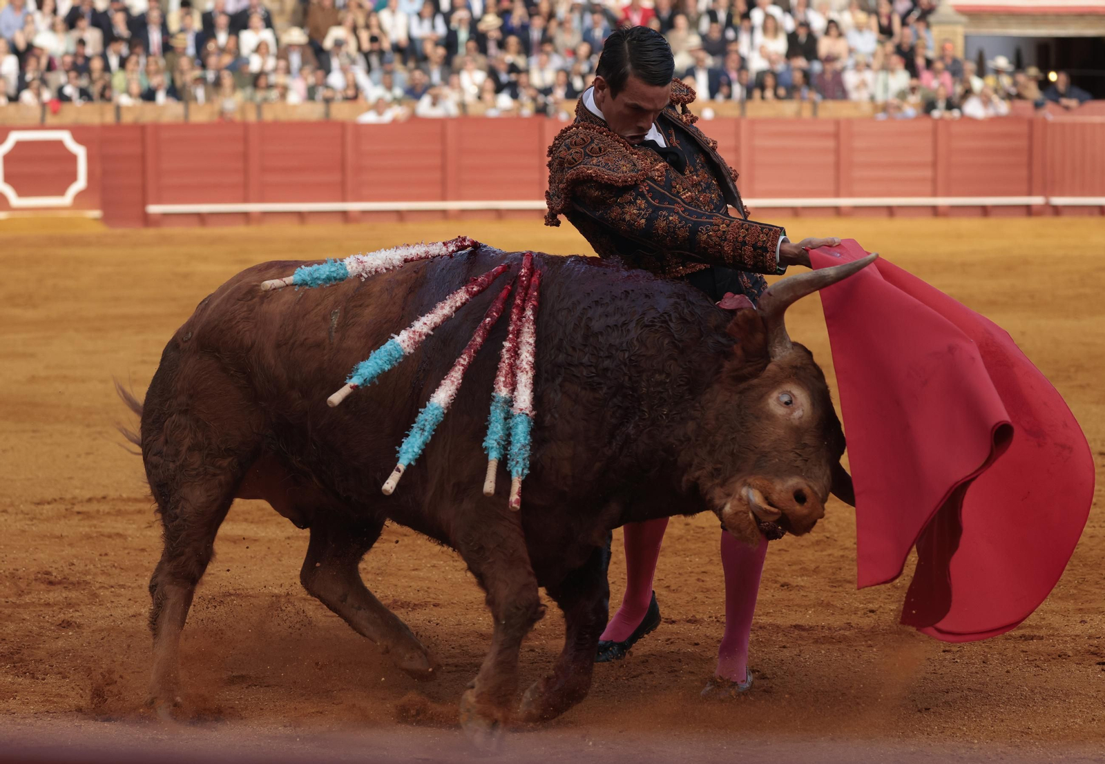 Las imágenes de los toros en Sevilla con Morante de la Puebla, José María Manzanares y Talavante