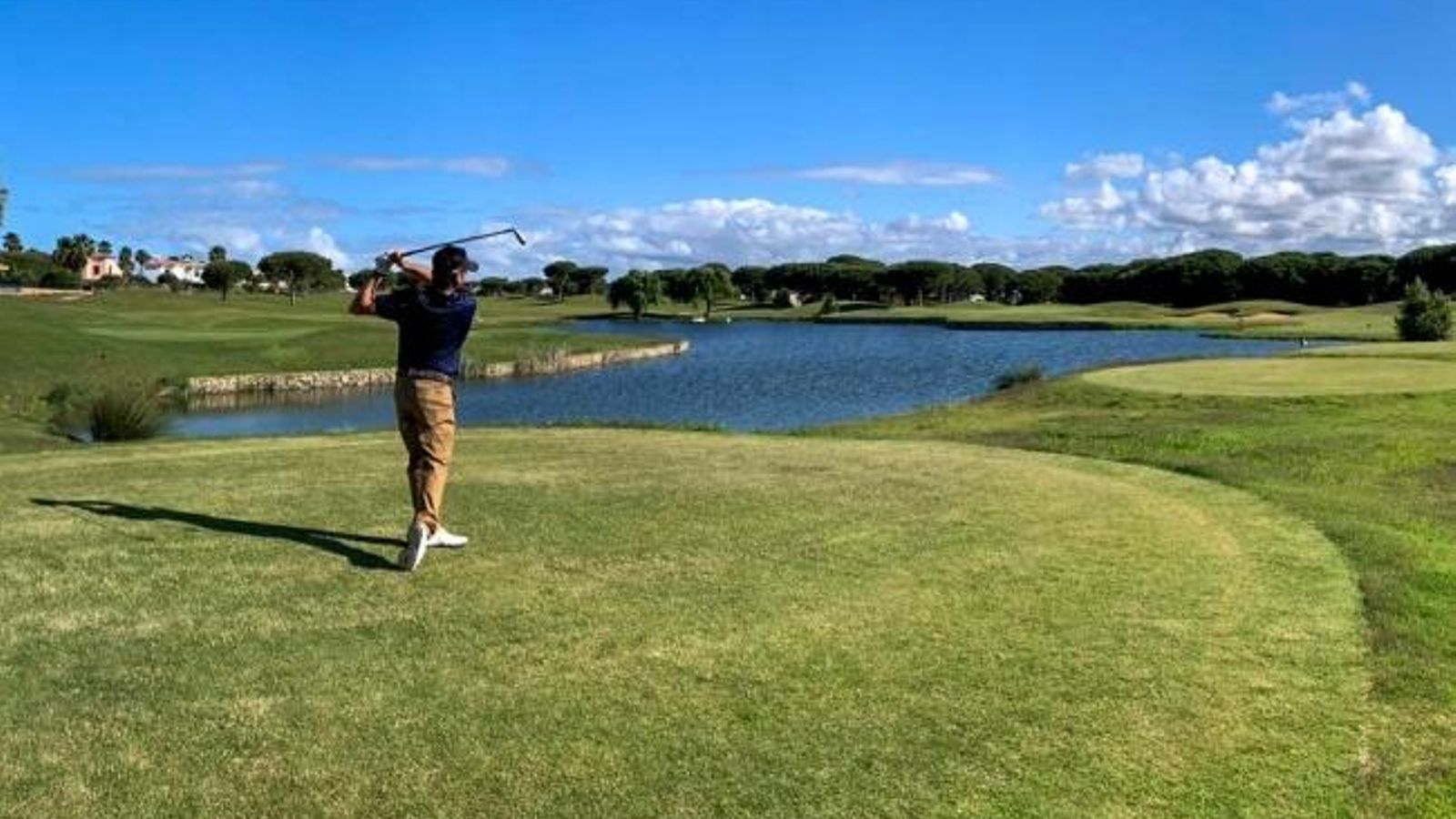 La parcela vendida está rodeada en parte por las instalaciones del Sancti Petri Hills Golf.
