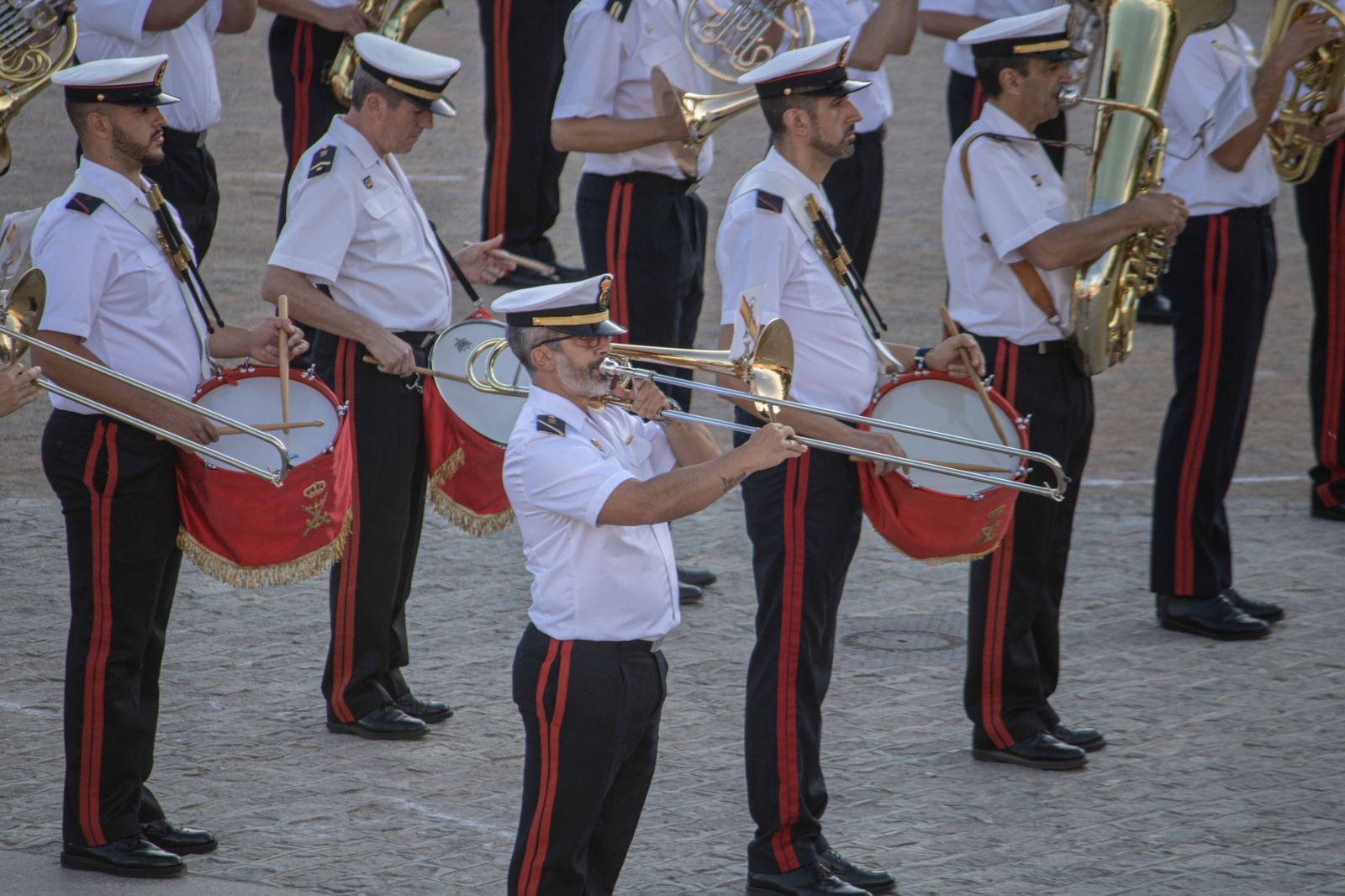 Las bandas de música se lucen antes del Día de las Fuerzas Armadas en Granada