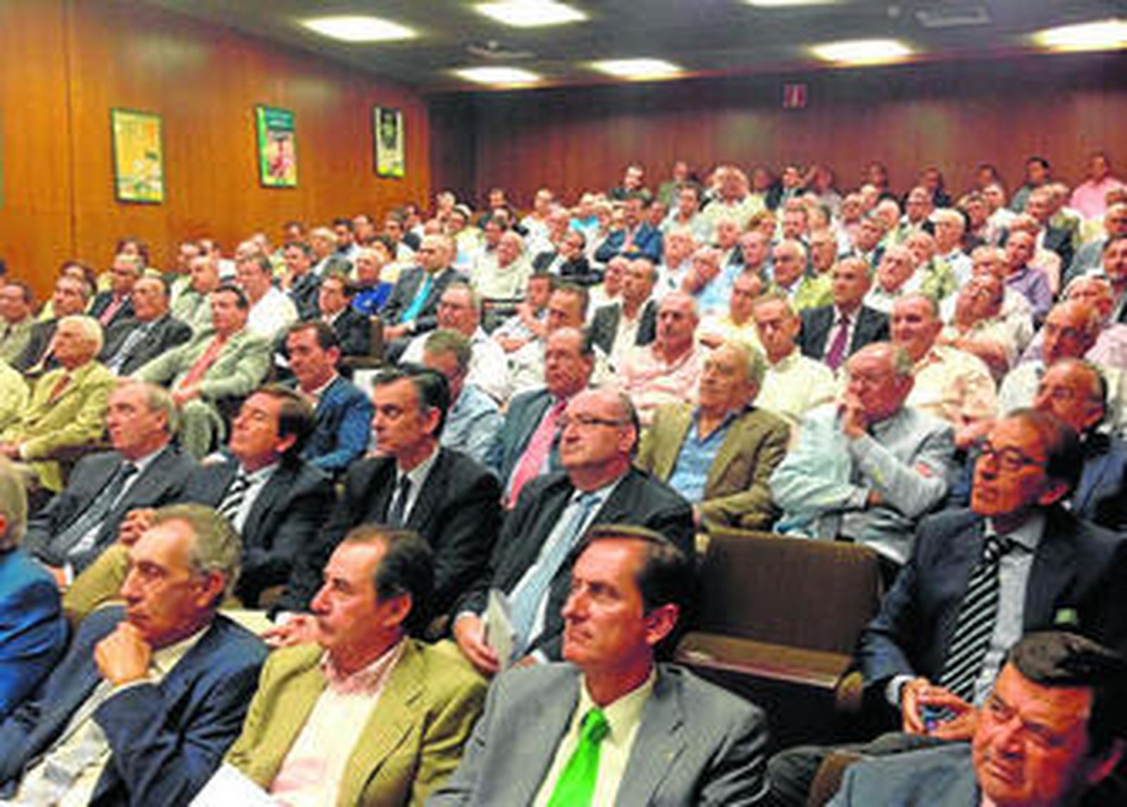 Participantes en la asamblea general ordinaria de la Caja Rural del Sur que se celebró ayer.