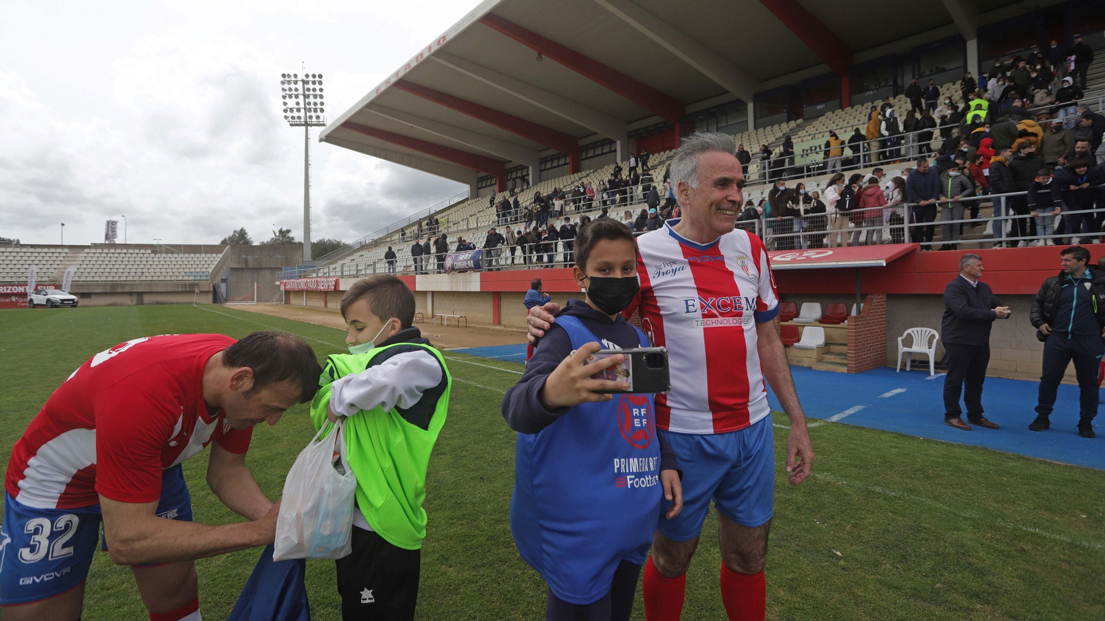 La mejores fotos del Algeciras - Real Madrid veteranos