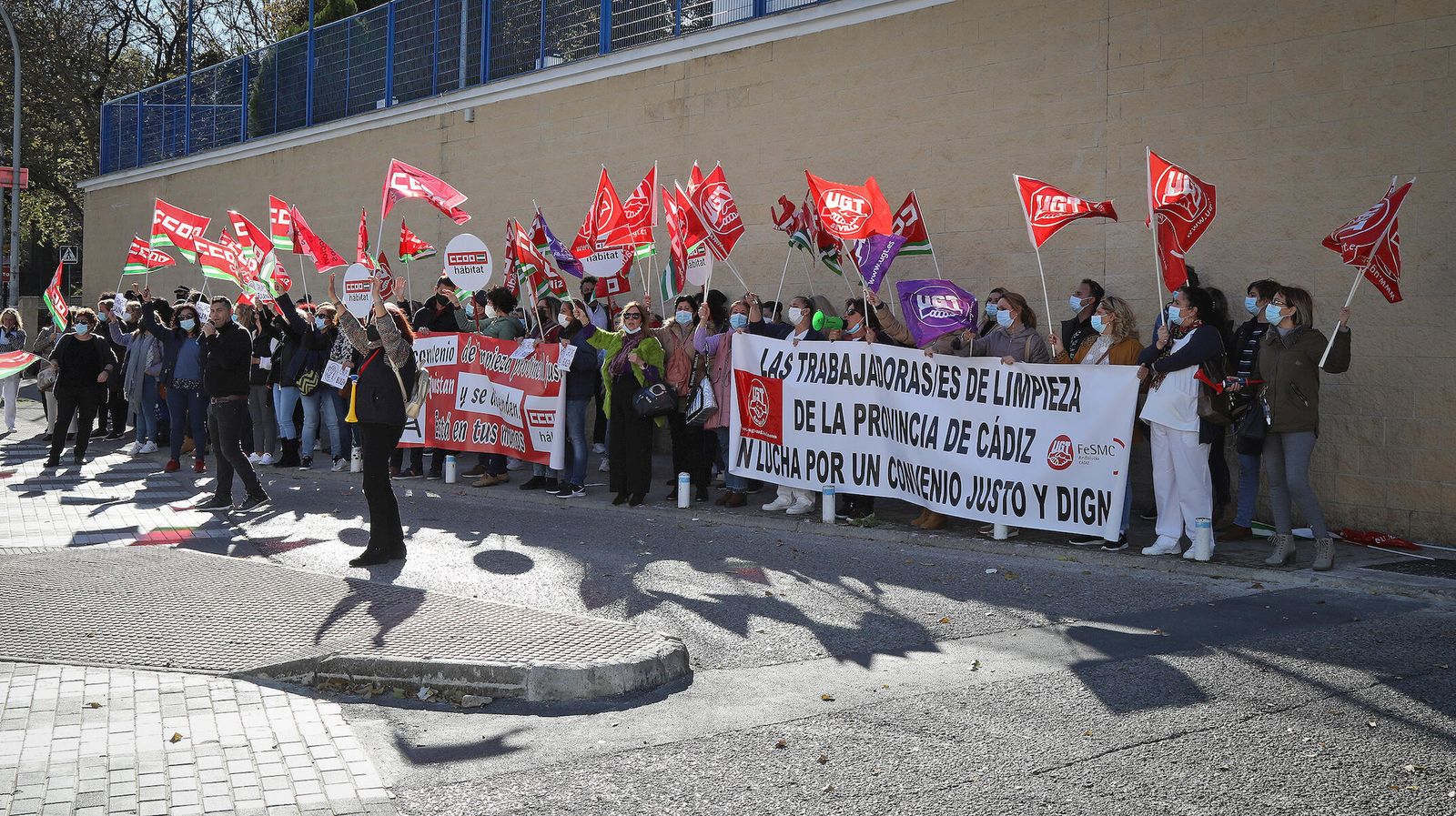 Las trabajadoras concentradas este lunes junto a las instalaciones de San Juan Grande.