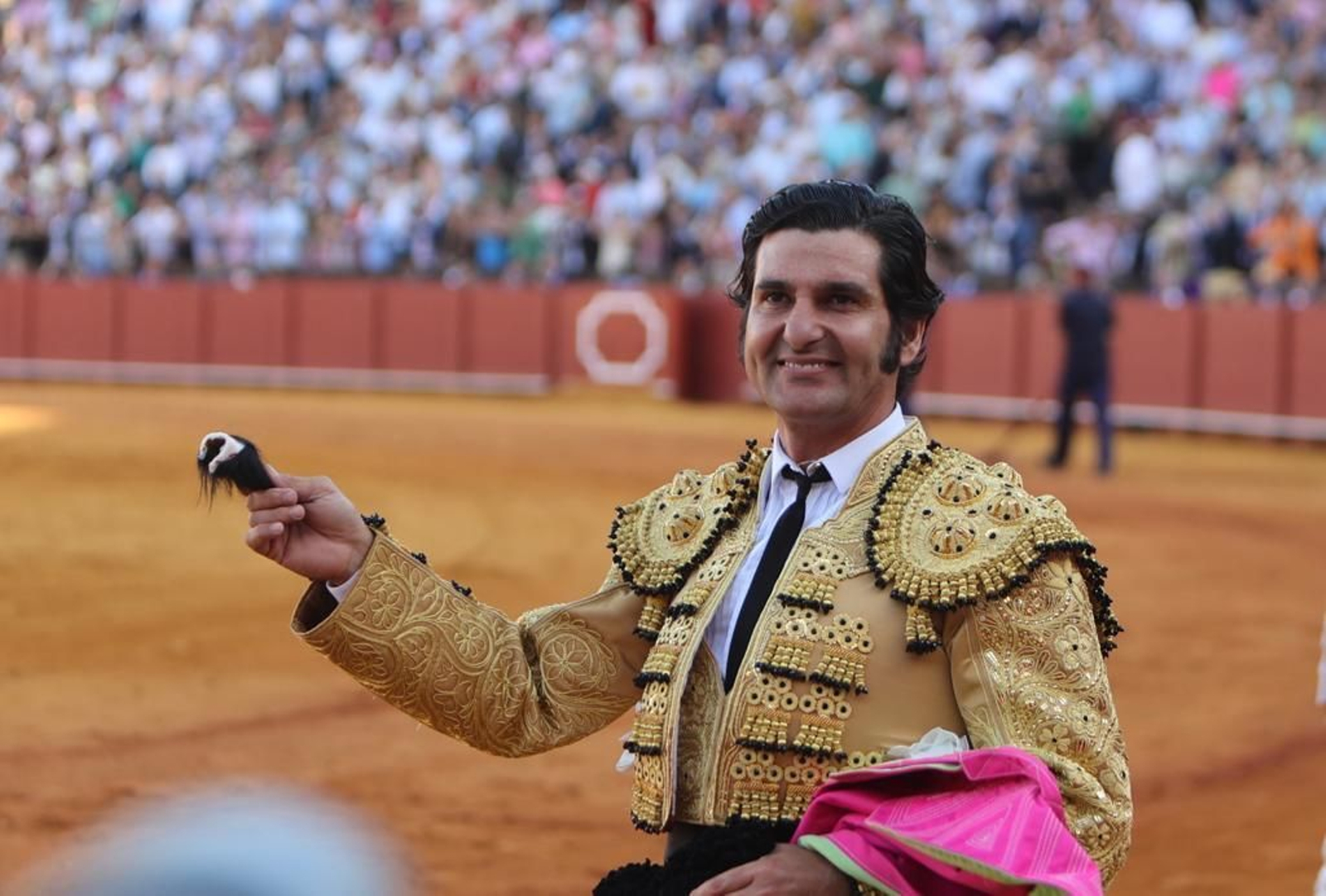 Morante de la Puebla, con el trofeo del primero en mano.
