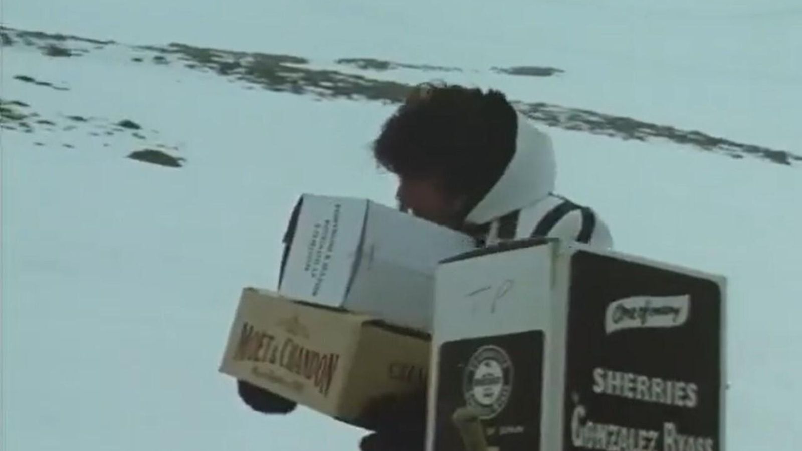 Una caja de Tío Pepe en  The Cry of the Penguins (1971).