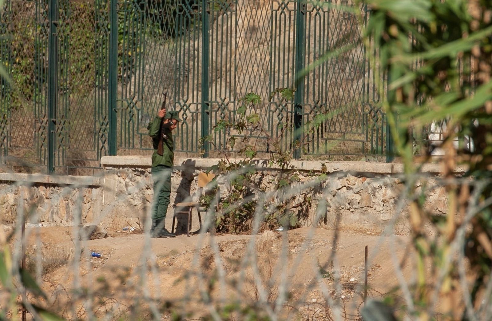 Un soldado marroquí hace guardia en la frontera con Argelia en la ciudad de Oujda.