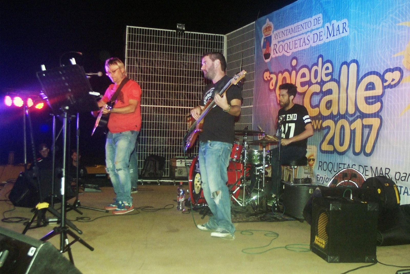 El grupo FM durante su concierto en la Urbanización de Roquetas.