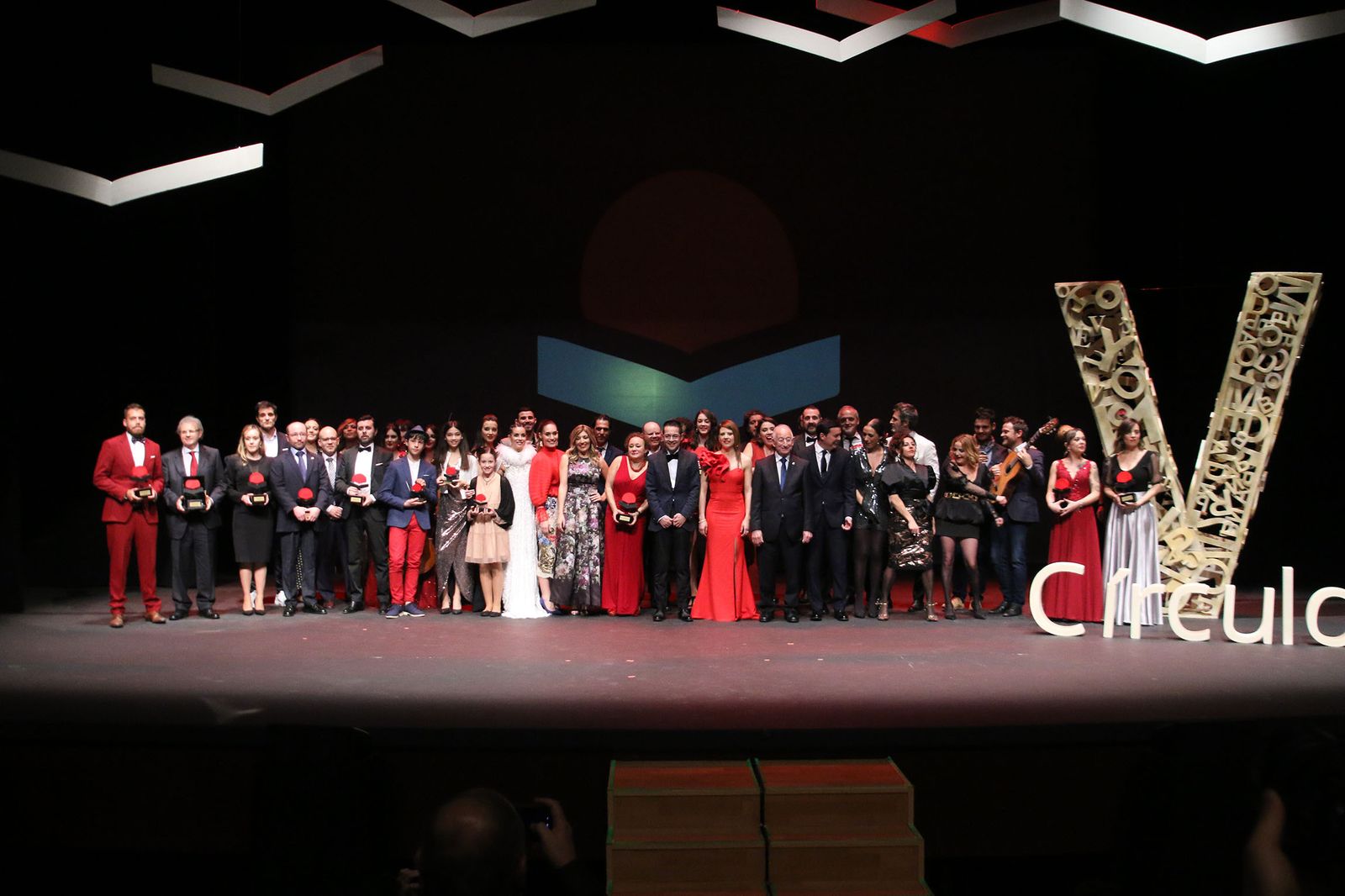 Foto donde aparecen las autoridades, así como los organizadores de la gala y los premiados.