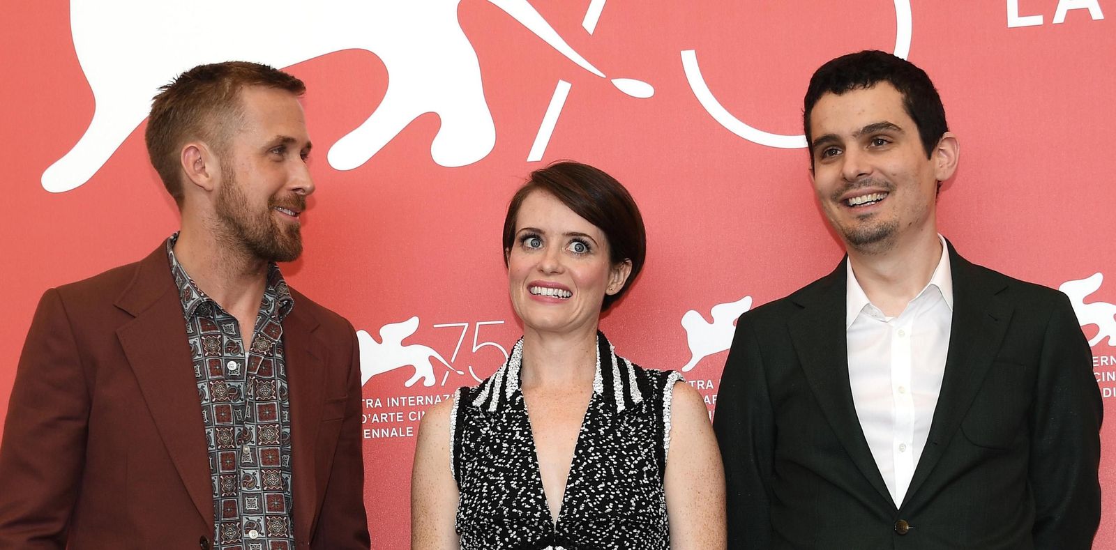 Damien Chazelle (derecha) con los actores Ryan Gosling y Claire Foy.