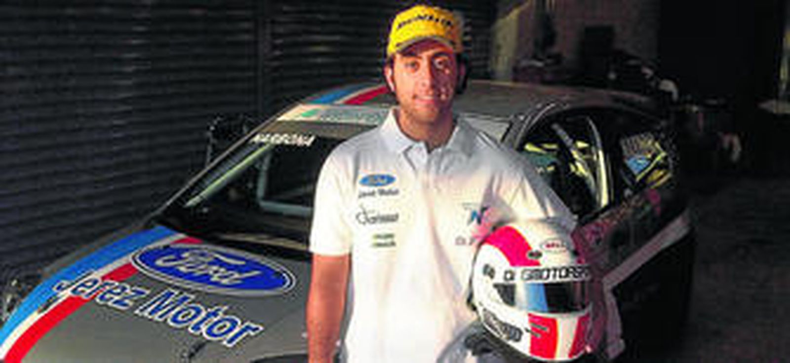 Narbona posa delante de su Ford Fiesta ST con el que ha sido campeón.