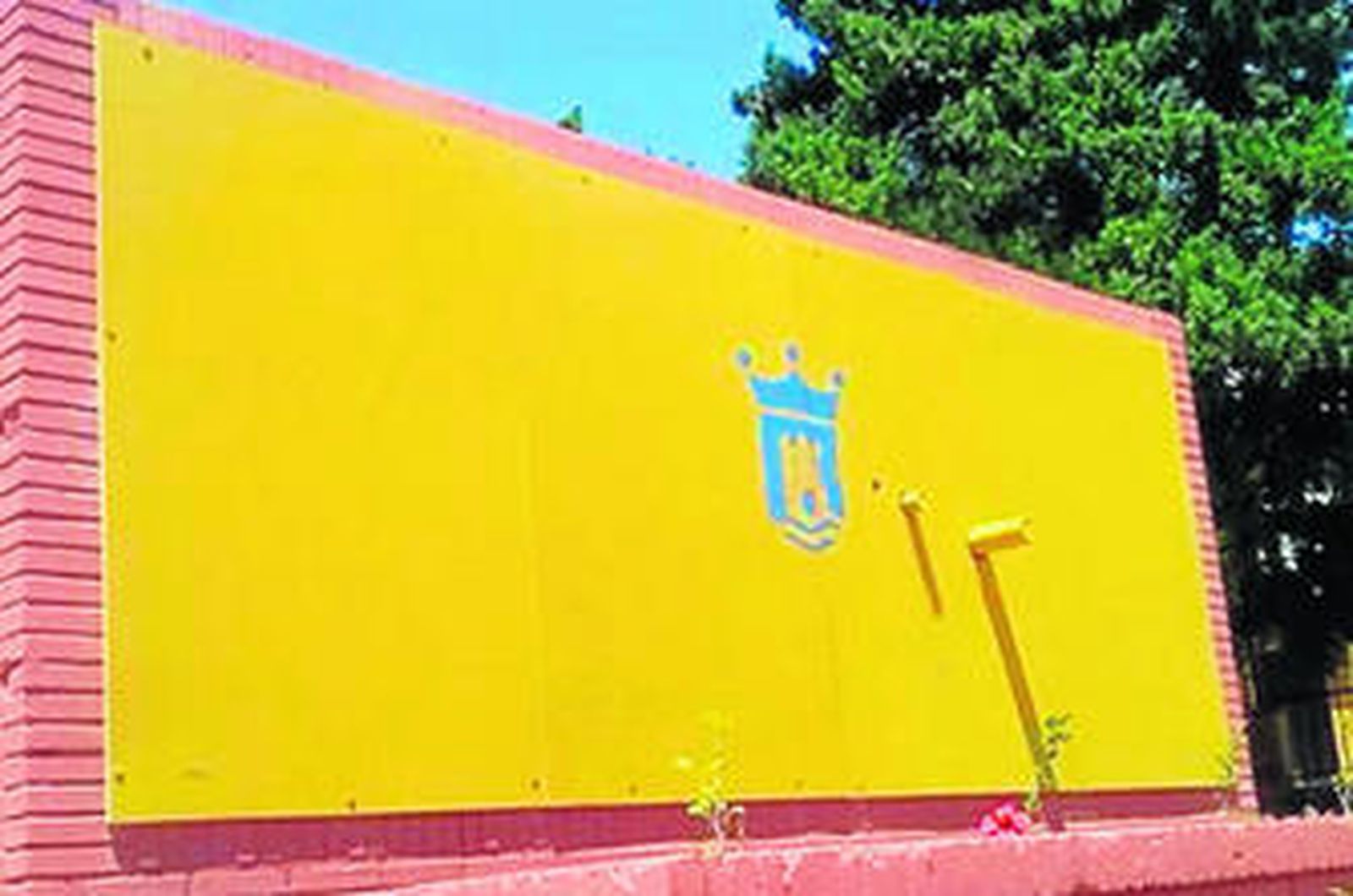 El mural de Pepe Barroso, en su estado actual, tapado.