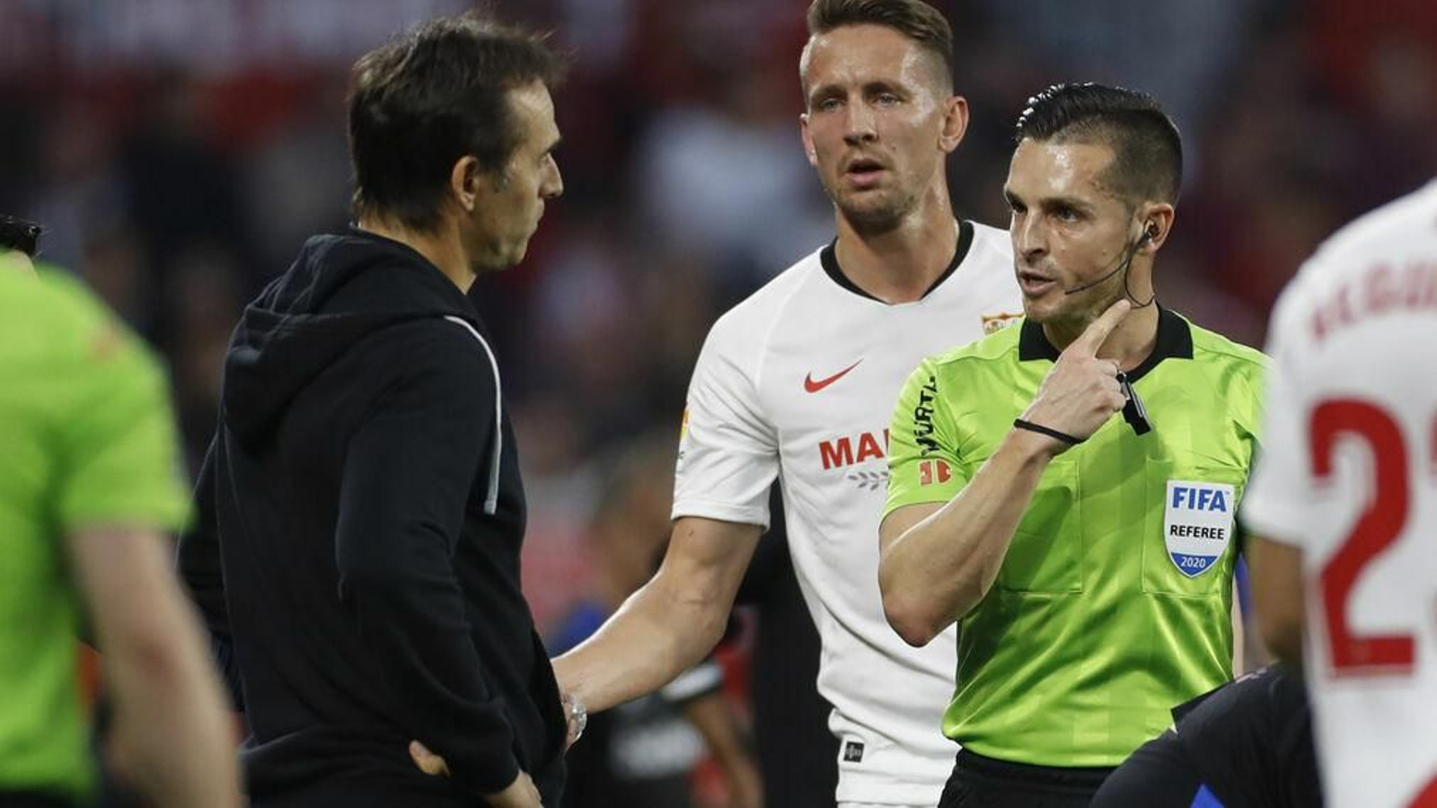 Lopetegui dialoga con Del Cerro Grande ante Lopetegui en el Sevilla-Alavés.