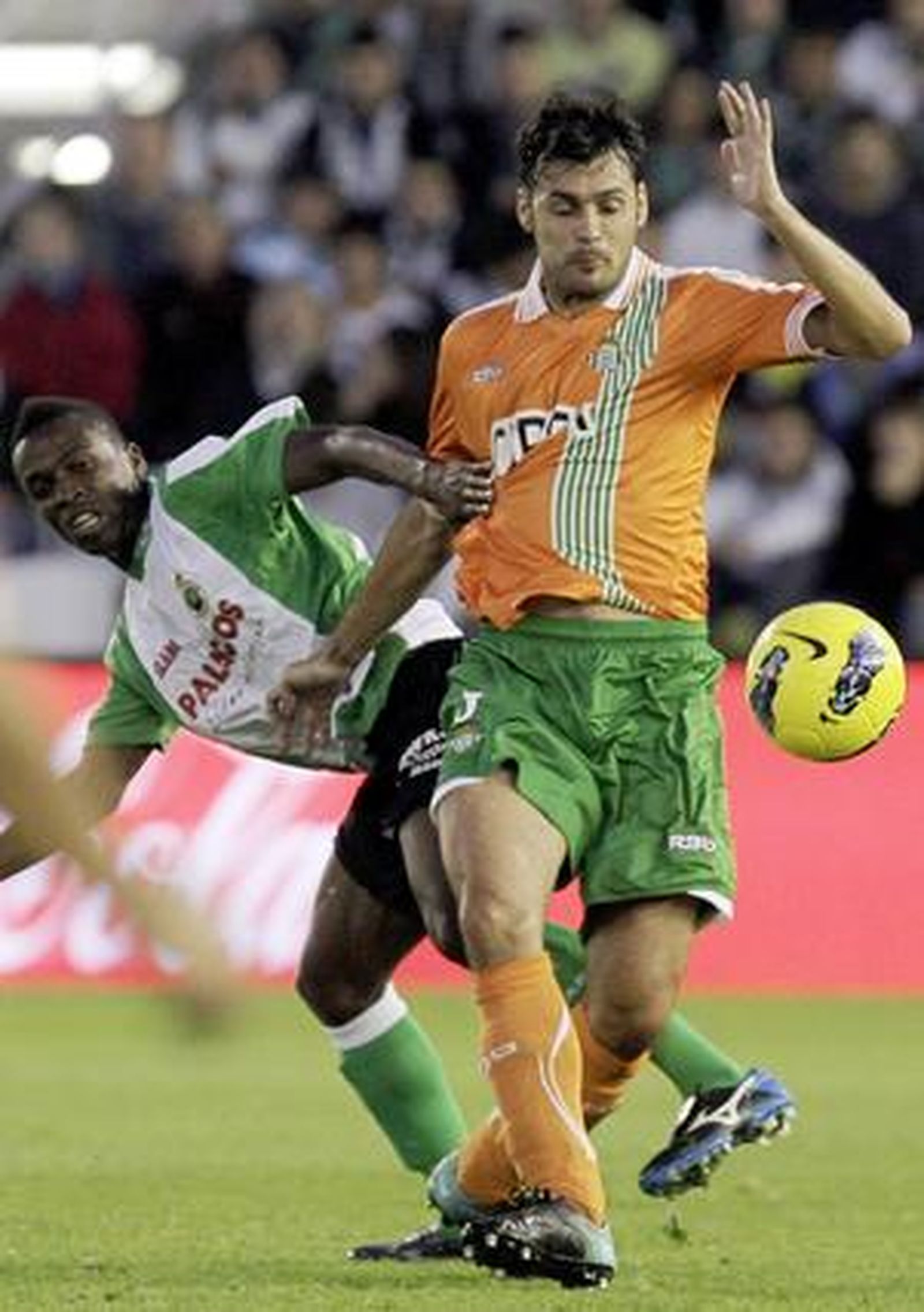 El Betis acumula su sexta derrota seguida tras caer con el Racing en Santander (1-0). / EFE