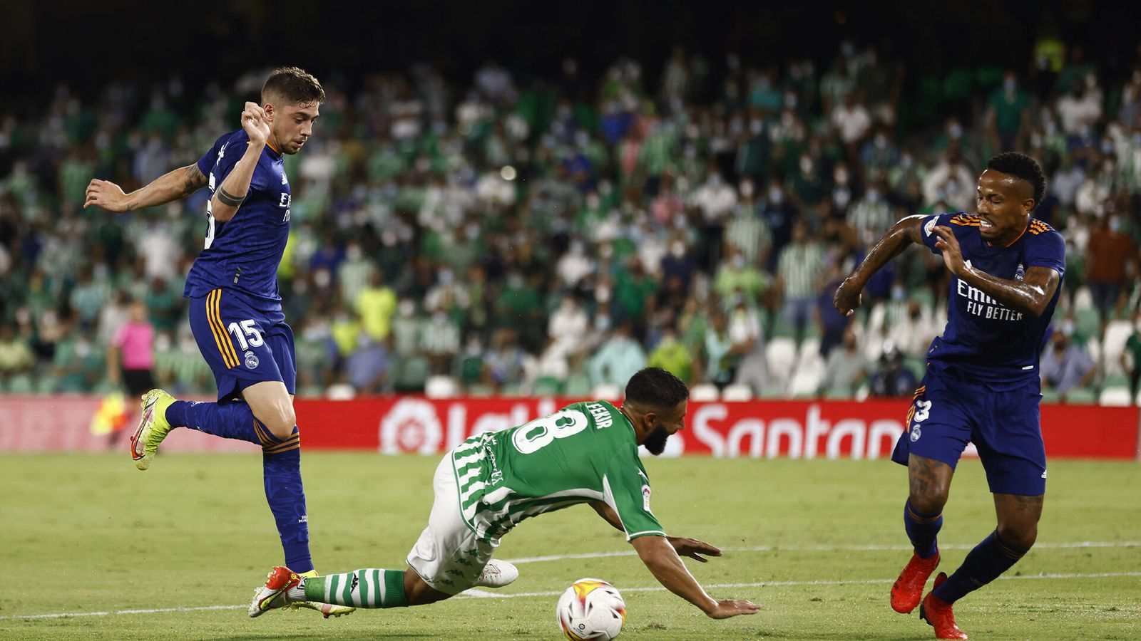 Nabil Fekir cae en el área durante el Real Betis-Real Madrid de la temporada 2021/22.
