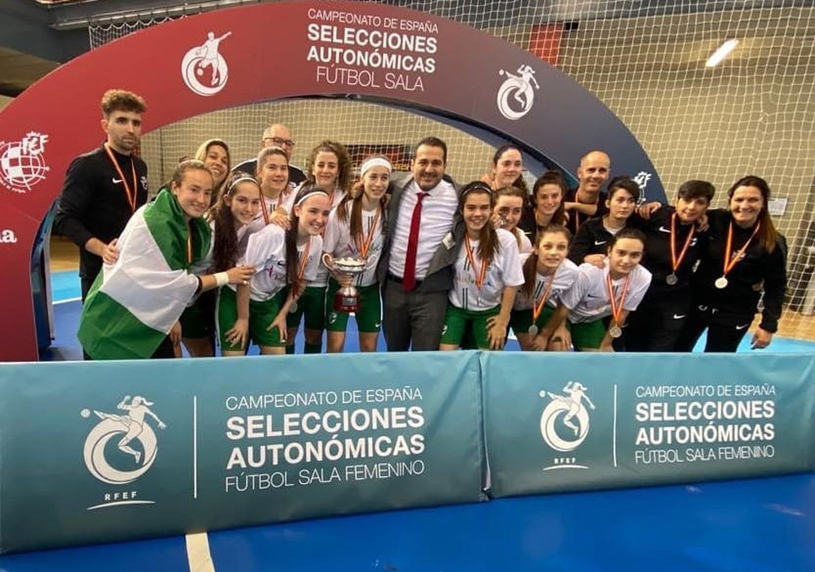 La selección andaluza sub 19 femenina, con la cordobesa África Lozano, celebra su subcampeonato.