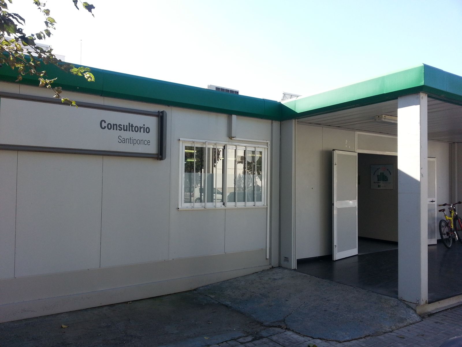 Las caracolas en la que funciona el consultorio  de Santiponce desde 2010.