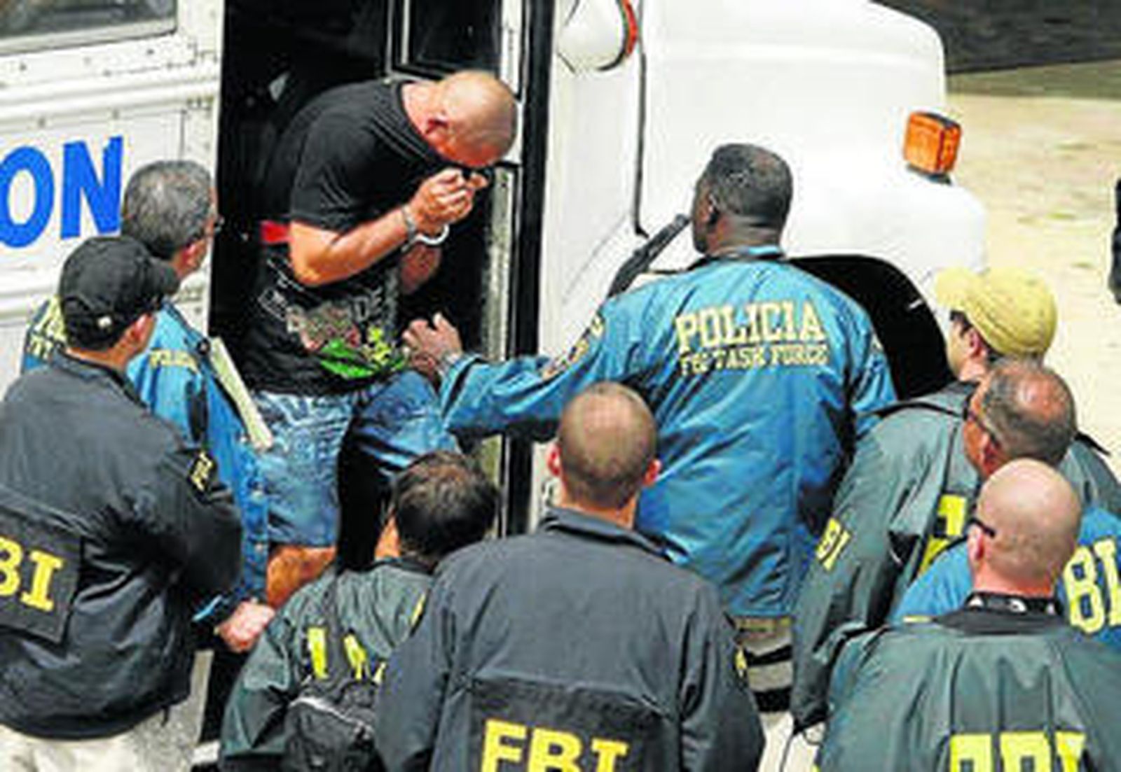 Uno de los detenidos en la operación policial.