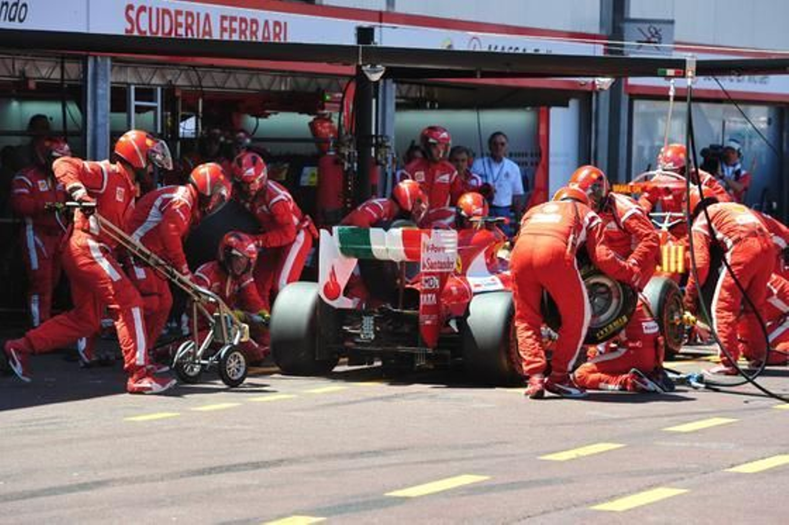 Parada en boxes de Fernando Alonso.

Foto: AFP Photo