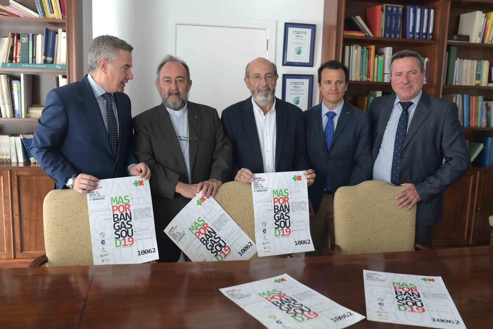 Las autoridades del Colegio de Farmacéuticos y la Fundación.