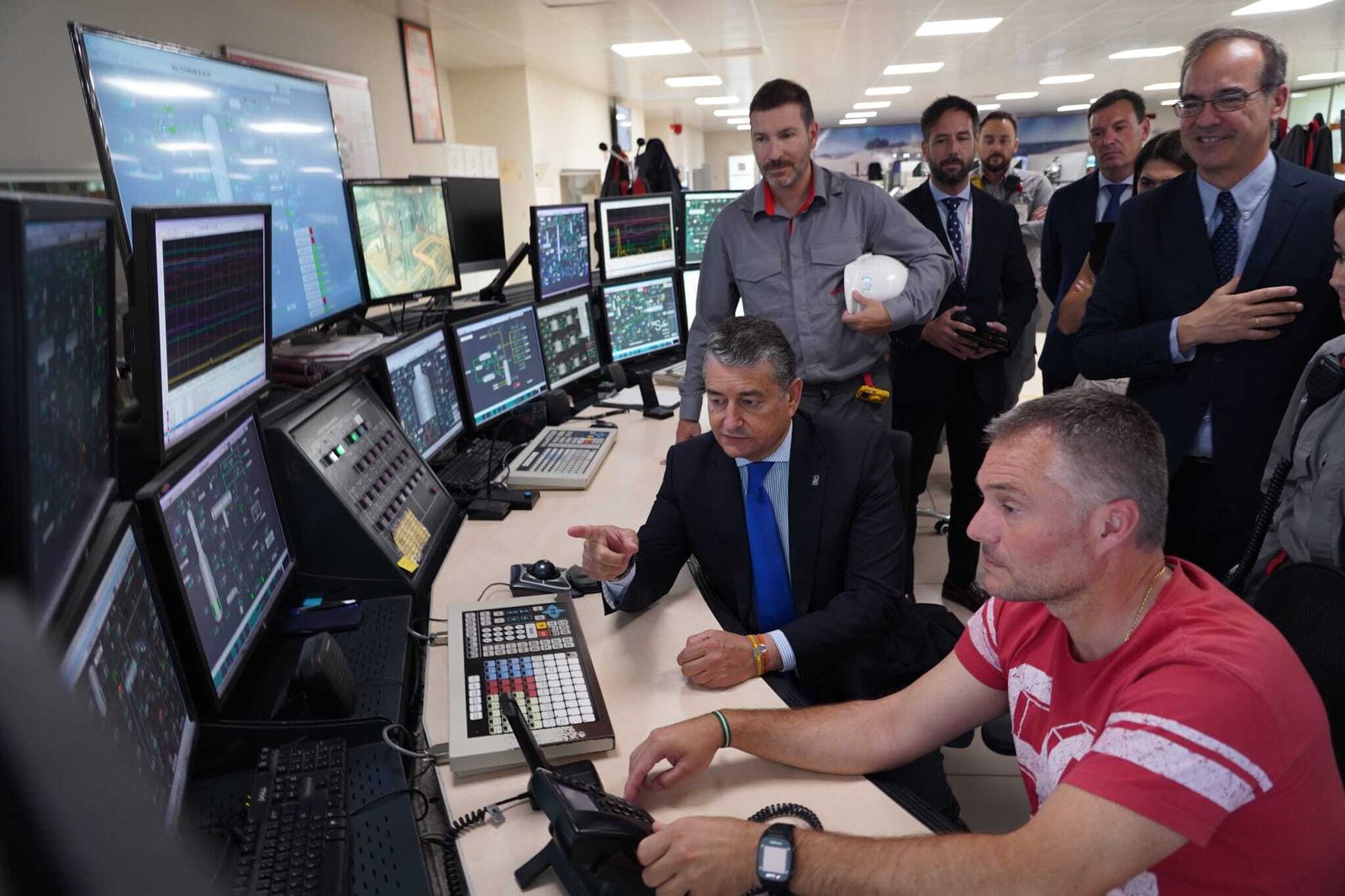 El consejero de Presidencia en uno de los proyectos de biocombustibles de Cepsa.