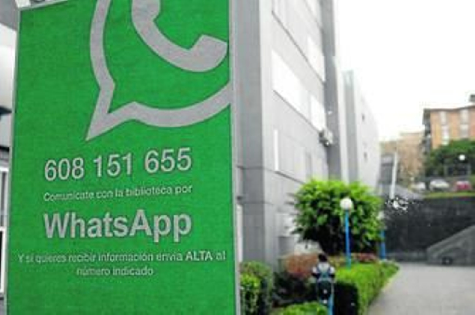 La UCA ha colocado carteles en la Politécnica informando del nuevo servicio que ofrece la biblioteca.