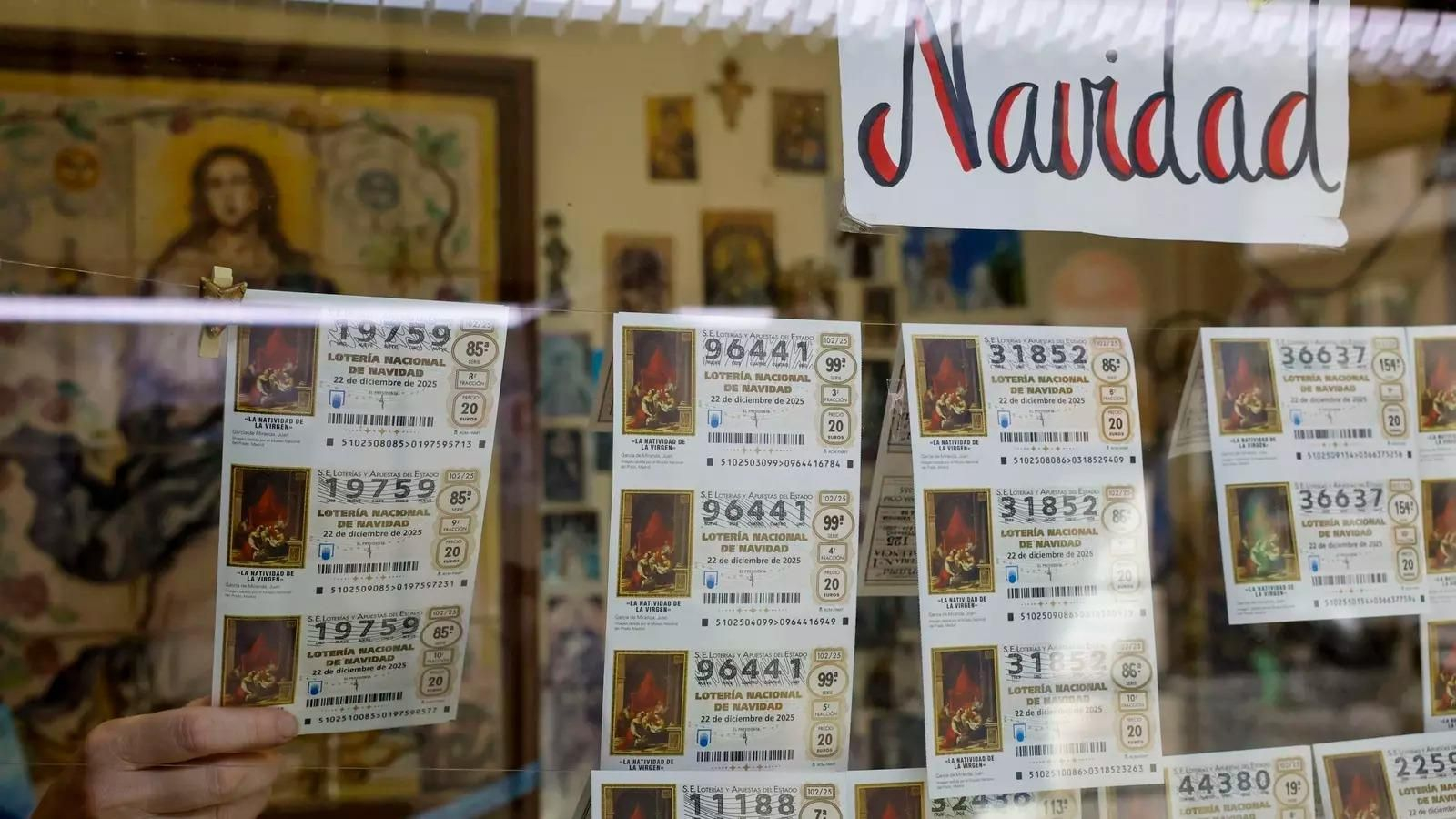 El escaparate de una administración de lotería de Navidad