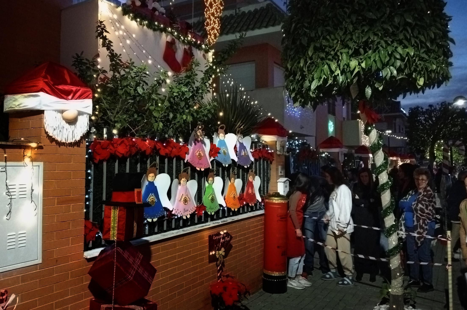 Imágenes de la calle del Grinch de Corrales, Huelva