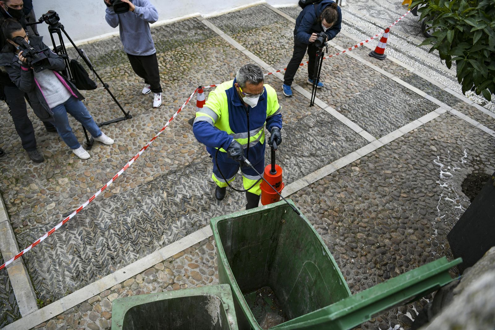 Fotos: acción contra el vandalismo y la suciedad en el Albaicín